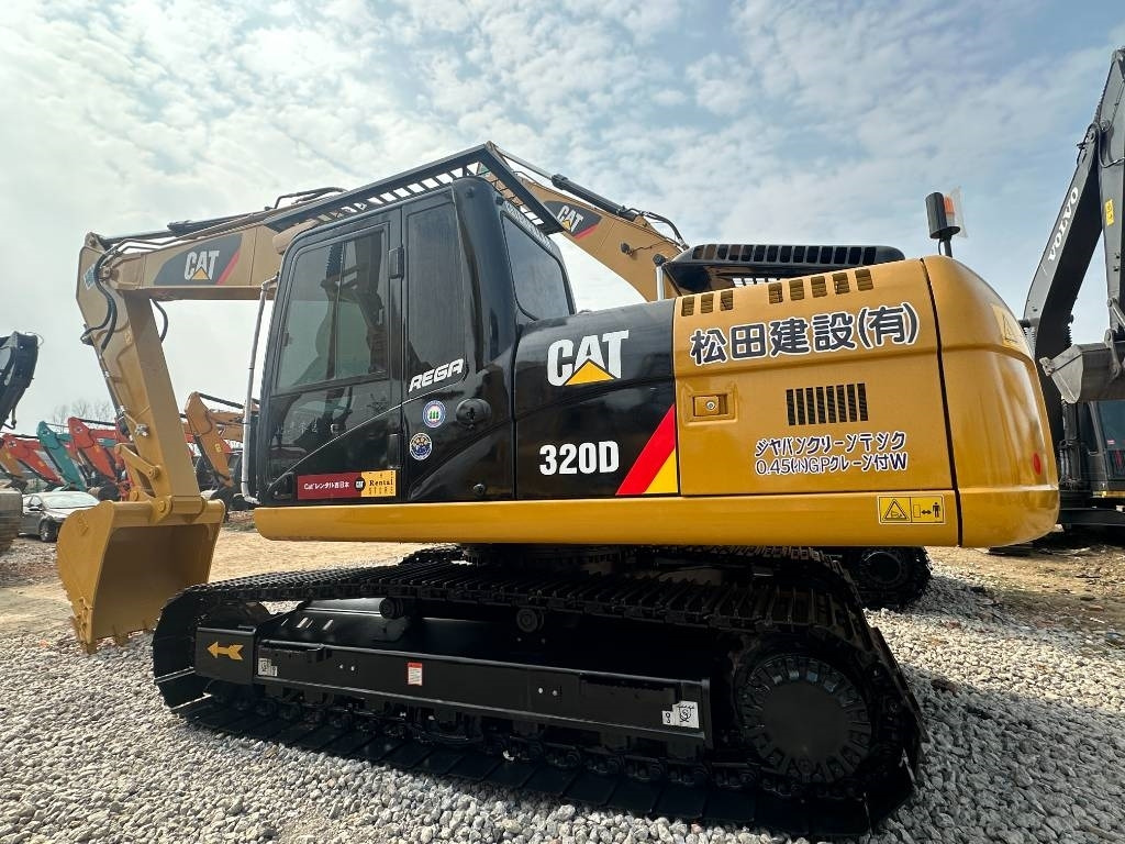 CAT 320D2L - Lánctalpas kotró: 3 kép. CAT 320D2L - Lánctalpas kotró: 3 kép.