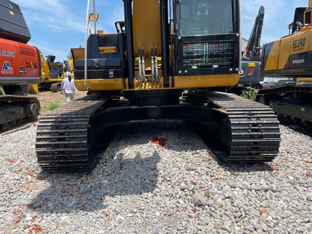 CAT 323D2 - Lánctalpas kotró: 3 kép. CAT 323D2 - Lánctalpas kotró: 3 kép.