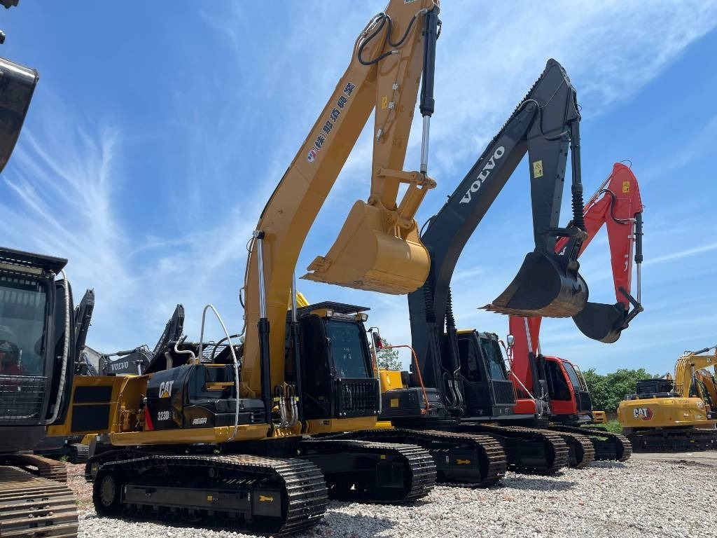 CAT 323D2 - Lánctalpas kotró: 5 kép. CAT 323D2 - Lánctalpas kotró: 5 kép.