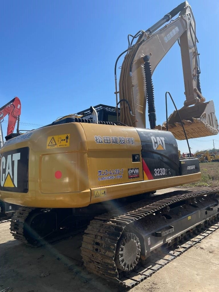 CAT 323D2 - Lánctalpas kotró: 4 kép. CAT 323D2 - Lánctalpas kotró: 4 kép.