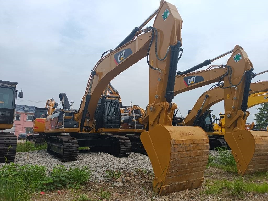 CAT 330 D - Lánctalpas kotró: 3 kép. CAT 330 D - Lánctalpas kotró: 3 kép.