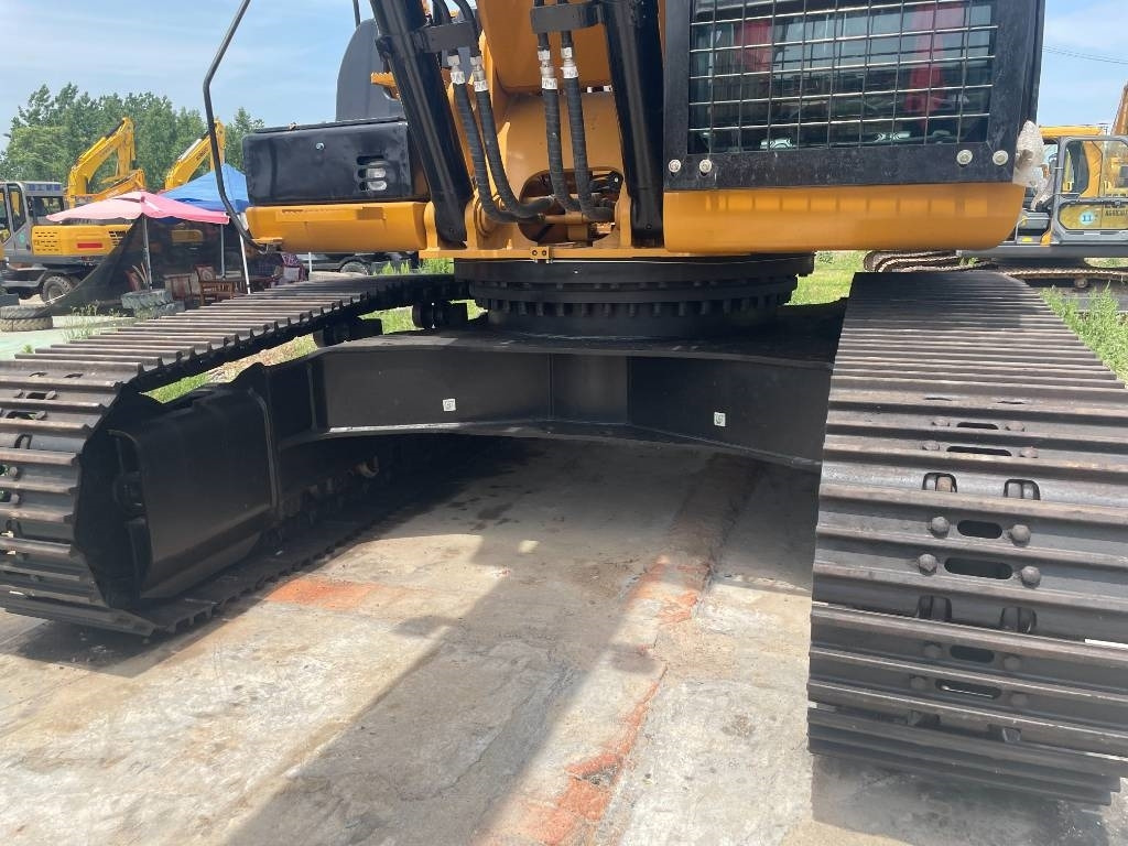 CAT 330D2 - Lánctalpas kotró: 3 kép. CAT 330D2 - Lánctalpas kotró: 3 kép.