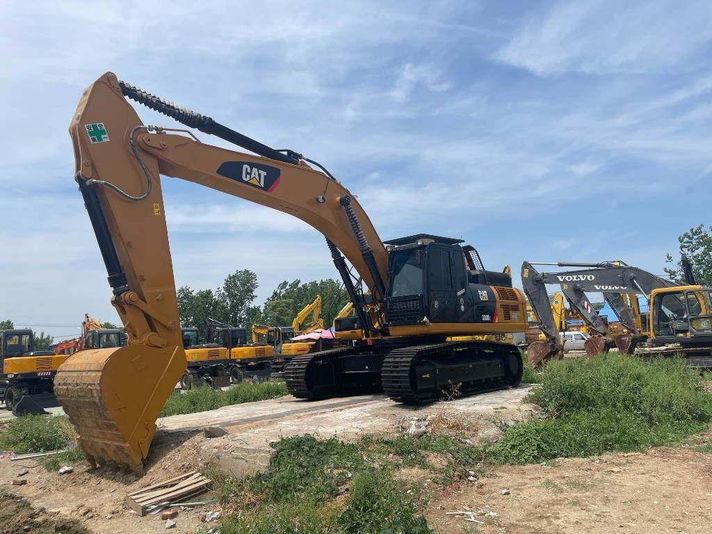 CAT 330D2 - Lánctalpas kotró: 2 kép. CAT 330D2 - Lánctalpas kotró: 2 kép.
