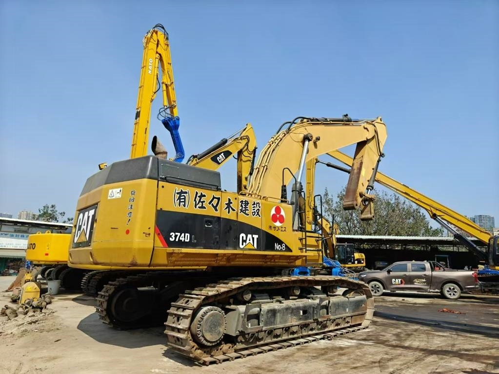 CAT 374 - Lánctalpas kotró: 4 kép. CAT 374 - Lánctalpas kotró: 4 kép.