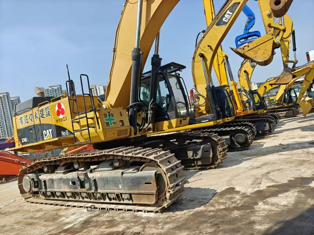 CAT 374 - Lánctalpas kotró: 1 kép. CAT 374 - Lánctalpas kotró: 1 kép.