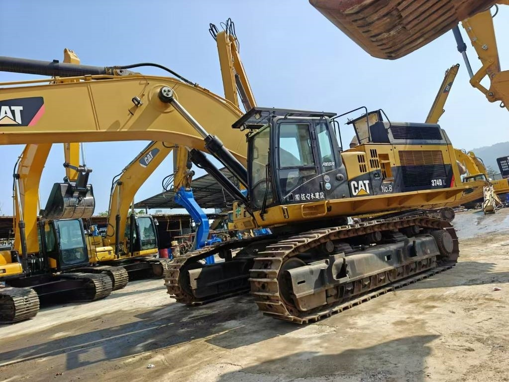 CAT 374 - Lánctalpas kotró: 2 kép. CAT 374 - Lánctalpas kotró: 2 kép.