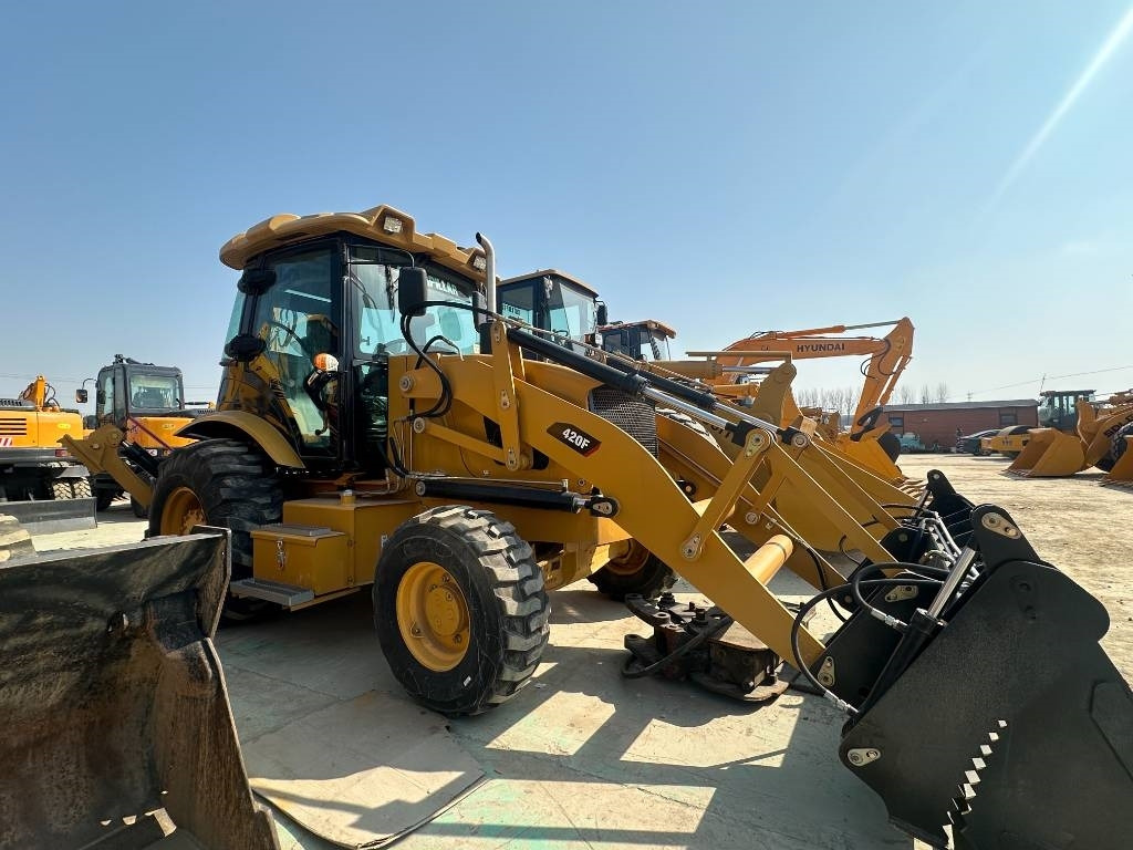 CAT 420 F - Lánctalpas kotró: 1 kép. CAT 420 F - Lánctalpas kotró: 1 kép.