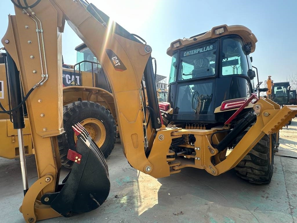 CAT 420 F - Lánctalpas kotró: 5 kép. CAT 420 F - Lánctalpas kotró: 5 kép.