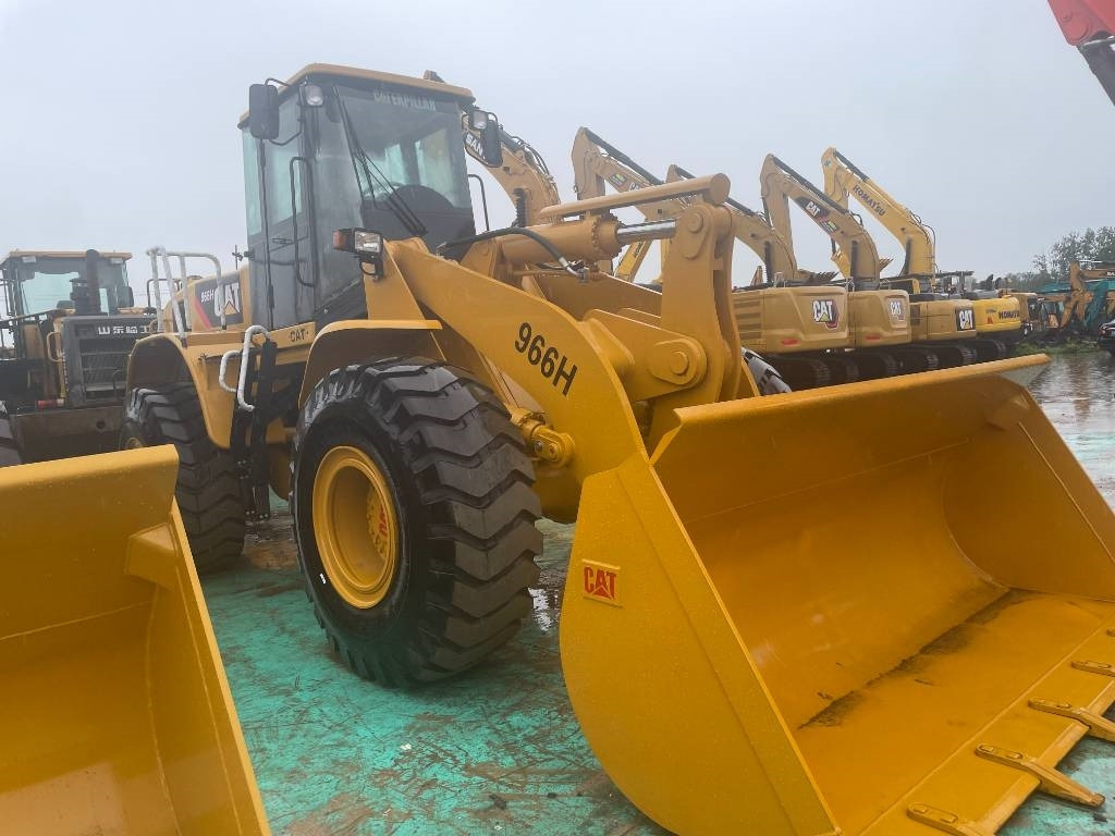 CAT 966 H - Gumikerekes homlokrakodó: 2 kép. CAT 966 H - Gumikerekes homlokrakodó: 2 kép.