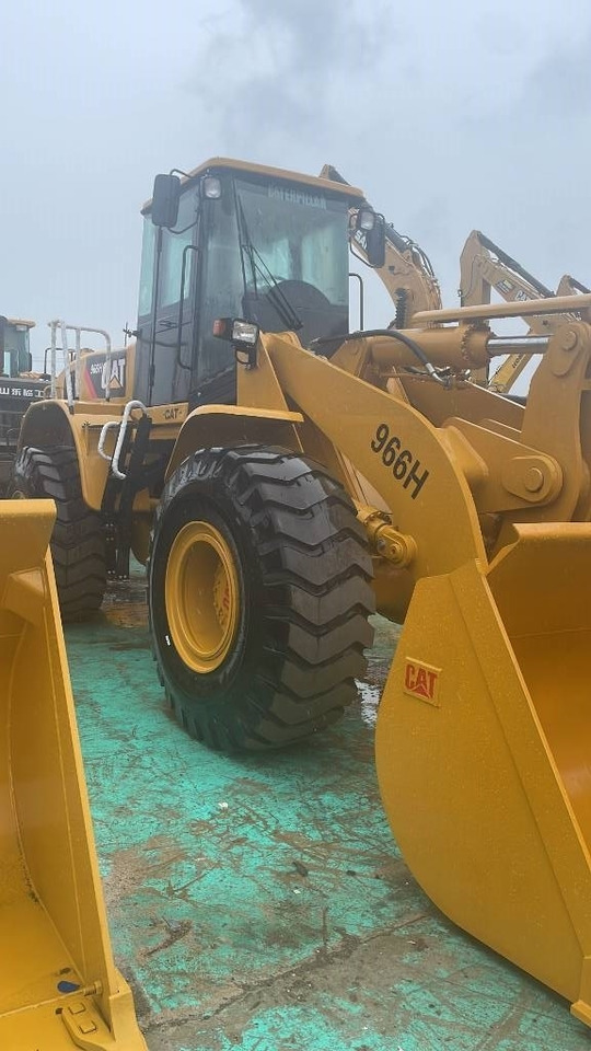 CAT 966 H - Gumikerekes homlokrakodó: 4 kép. CAT 966 H - Gumikerekes homlokrakodó: 4 kép.