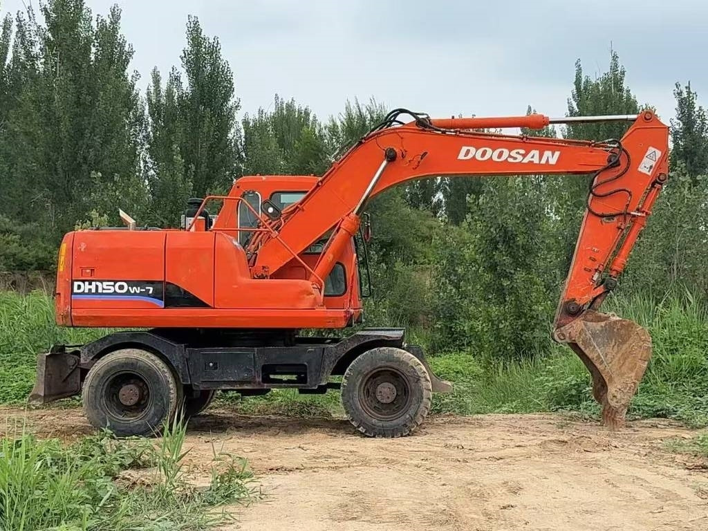 Doosan DH 150 W-7 - Gumikerekes kotró: 2 kép. Doosan DH 150 W-7 - Gumikerekes kotró: 2 kép.
