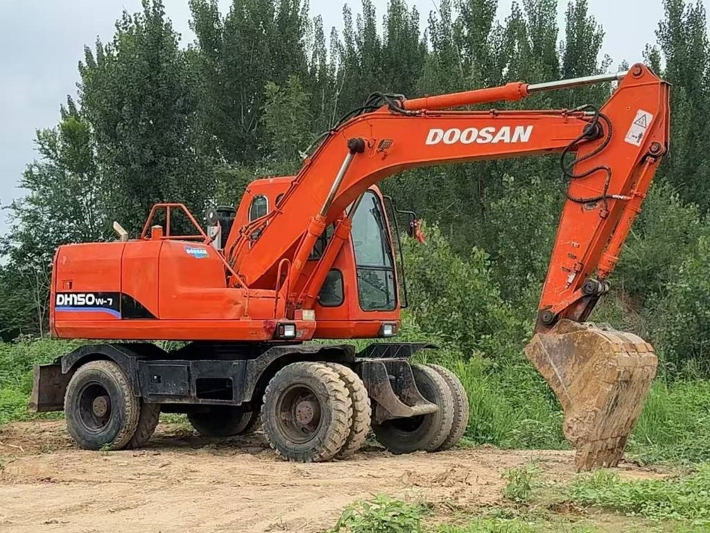 Doosan DH 150 W-7 - Gumikerekes kotró: 2 kép. Doosan DH 150 W-7 - Gumikerekes kotró: 2 kép.