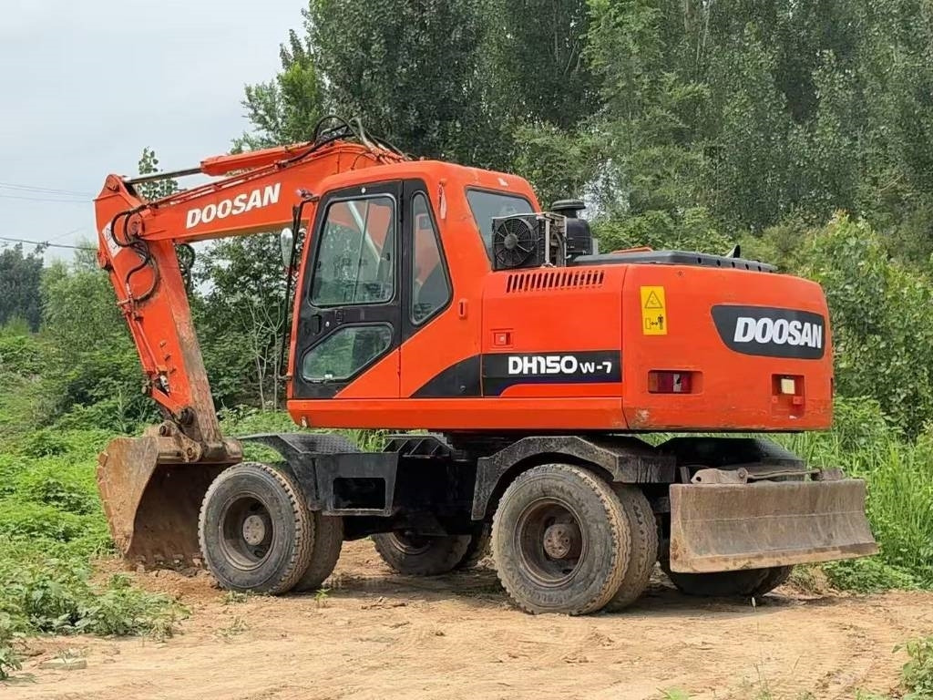 Doosan DH 150 W-7 - Gumikerekes kotró: 5 kép. Doosan DH 150 W-7 - Gumikerekes kotró: 5 kép.