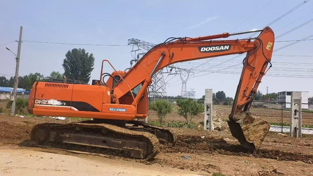 Doosan DH 225 LC-7 - Lánctalpas kotró: 1 kép. Doosan DH 225 LC-7 - Lánctalpas kotró: 1 kép.