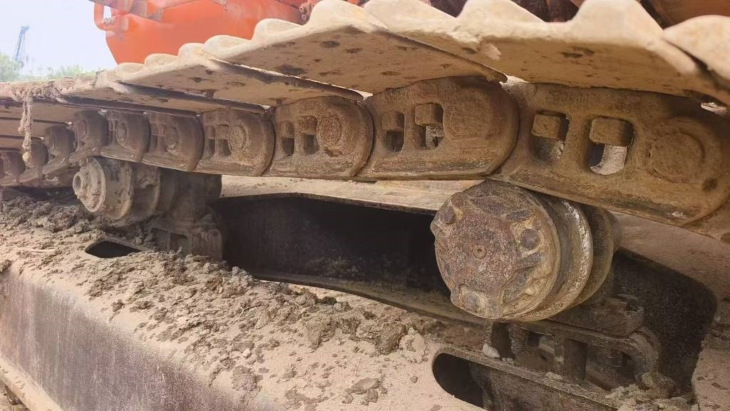 Doosan DH 225 LC-7 - Lánctalpas kotró: 2 kép. Doosan DH 225 LC-7 - Lánctalpas kotró: 2 kép.