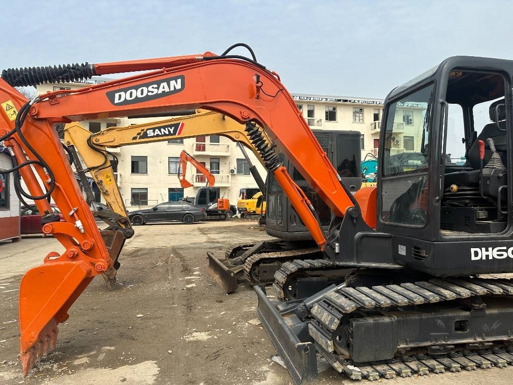 Doosan DH 60-7 - Lánctalpas kotró: 2 kép. Doosan DH 60-7 - Lánctalpas kotró: 2 kép.