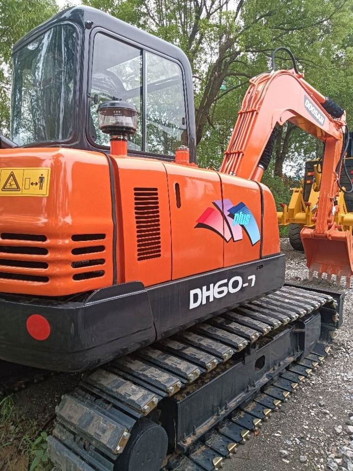 Doosan DH 60 - Lánctalpas kotró: 5 kép. Doosan DH 60 - Lánctalpas kotró: 5 kép.