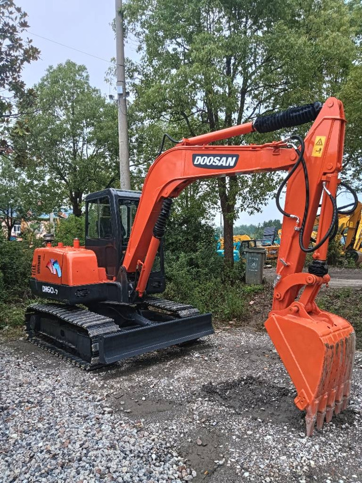 Doosan DH 60 - Lánctalpas kotró: 1 kép. Doosan DH 60 - Lánctalpas kotró: 1 kép.