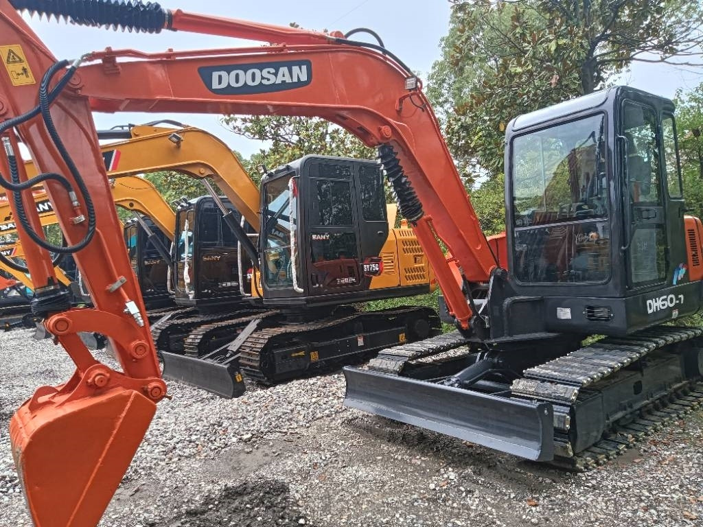 Doosan DH 60 - Lánctalpas kotró: 2 kép. Doosan DH 60 - Lánctalpas kotró: 2 kép.