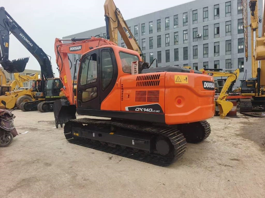 Doosan DX 140 - Lánctalpas kotró: 1 kép. Doosan DX 140 - Lánctalpas kotró: 1 kép.