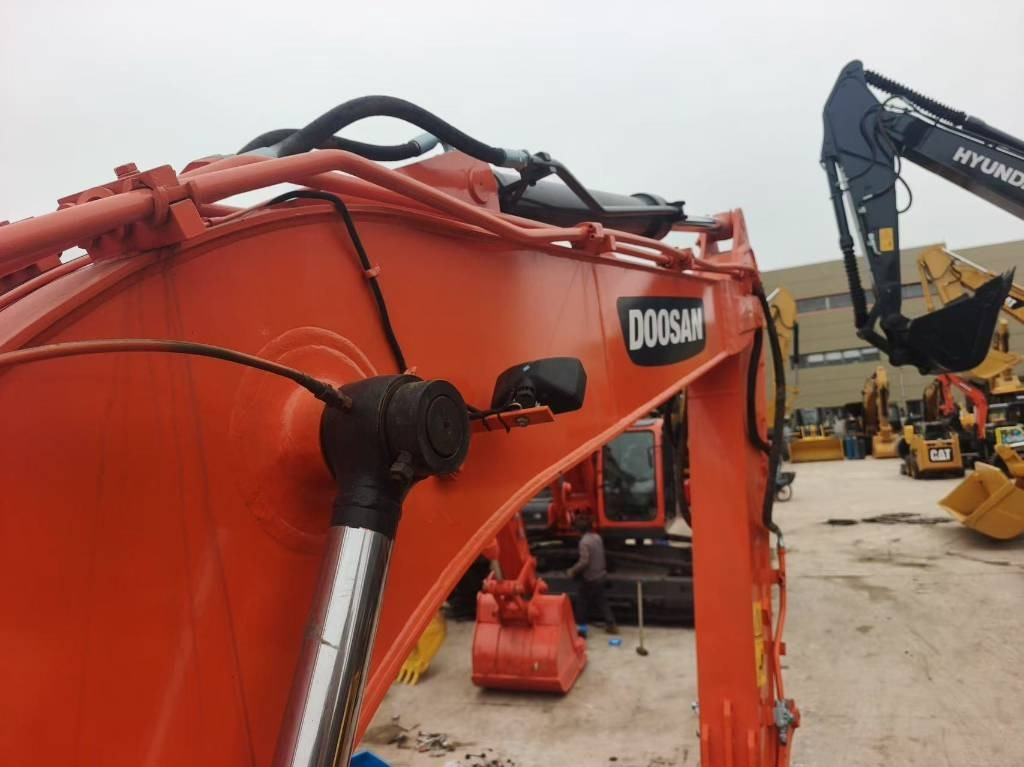 Doosan DX 140 - Lánctalpas kotró: 2 kép. Doosan DX 140 - Lánctalpas kotró: 2 kép.