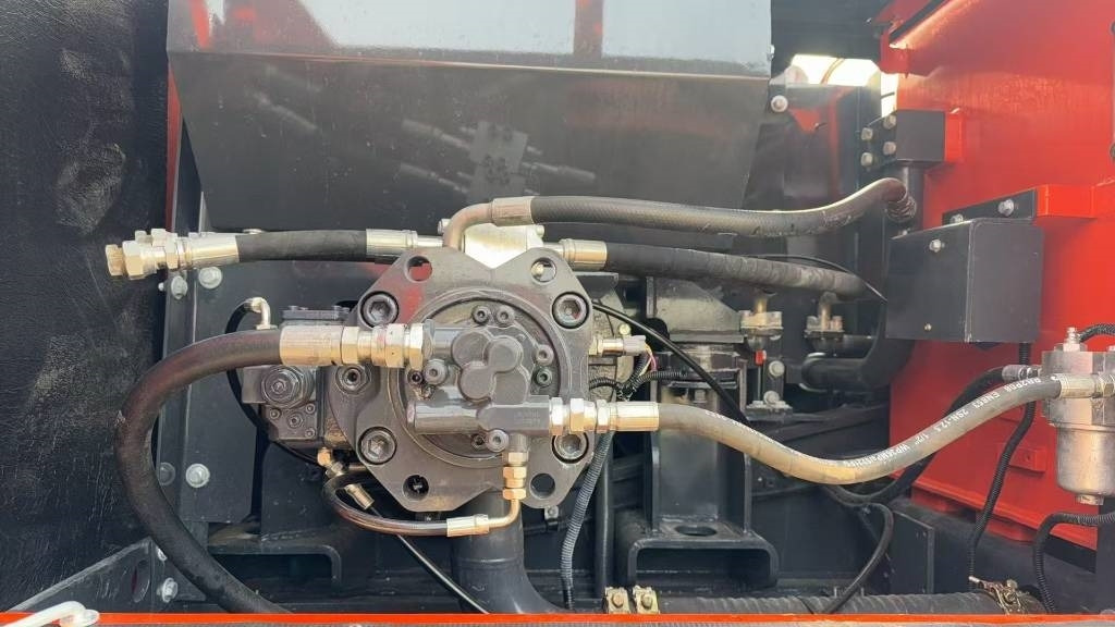 Doosan DX 225 LC - Lánctalpas kotró: 4 kép. Doosan DX 225 LC - Lánctalpas kotró: 4 kép.