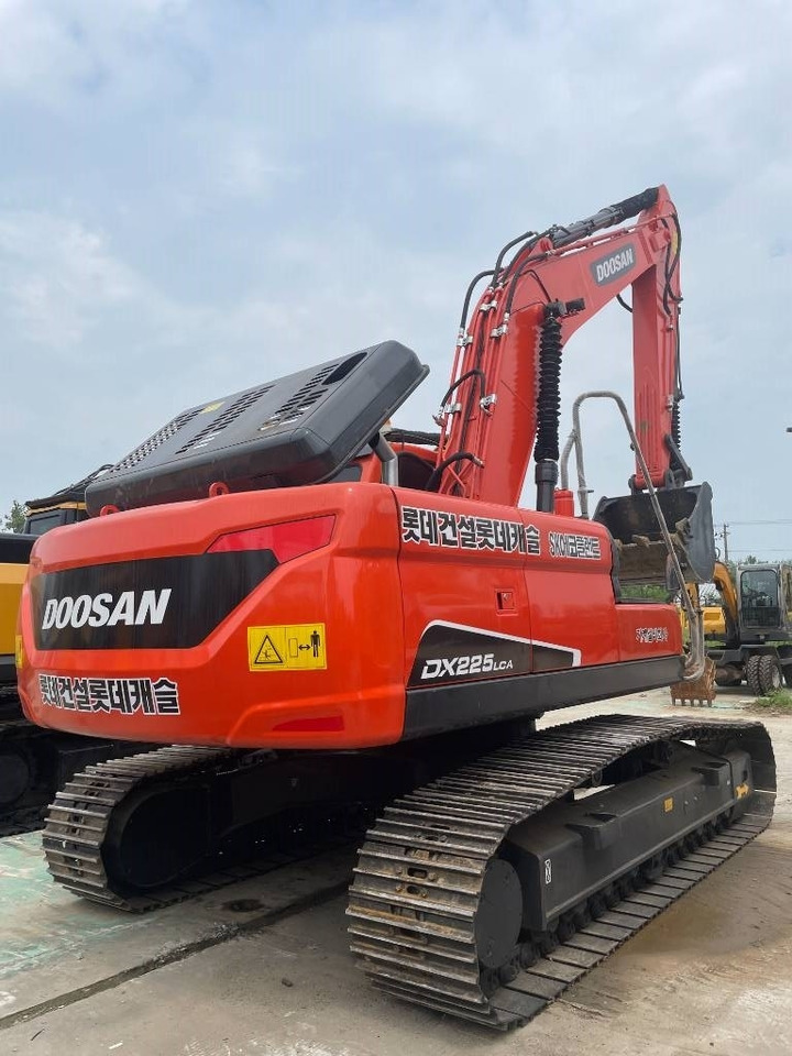 Doosan DX 225 LC - Lánctalpas kotró: 2 kép. Doosan DX 225 LC - Lánctalpas kotró: 2 kép.