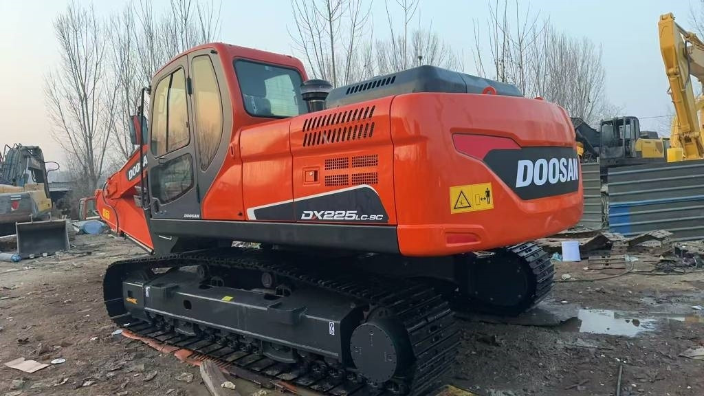 Doosan DX 225 LC - Lánctalpas kotró: 5 kép. Doosan DX 225 LC - Lánctalpas kotró: 5 kép.
