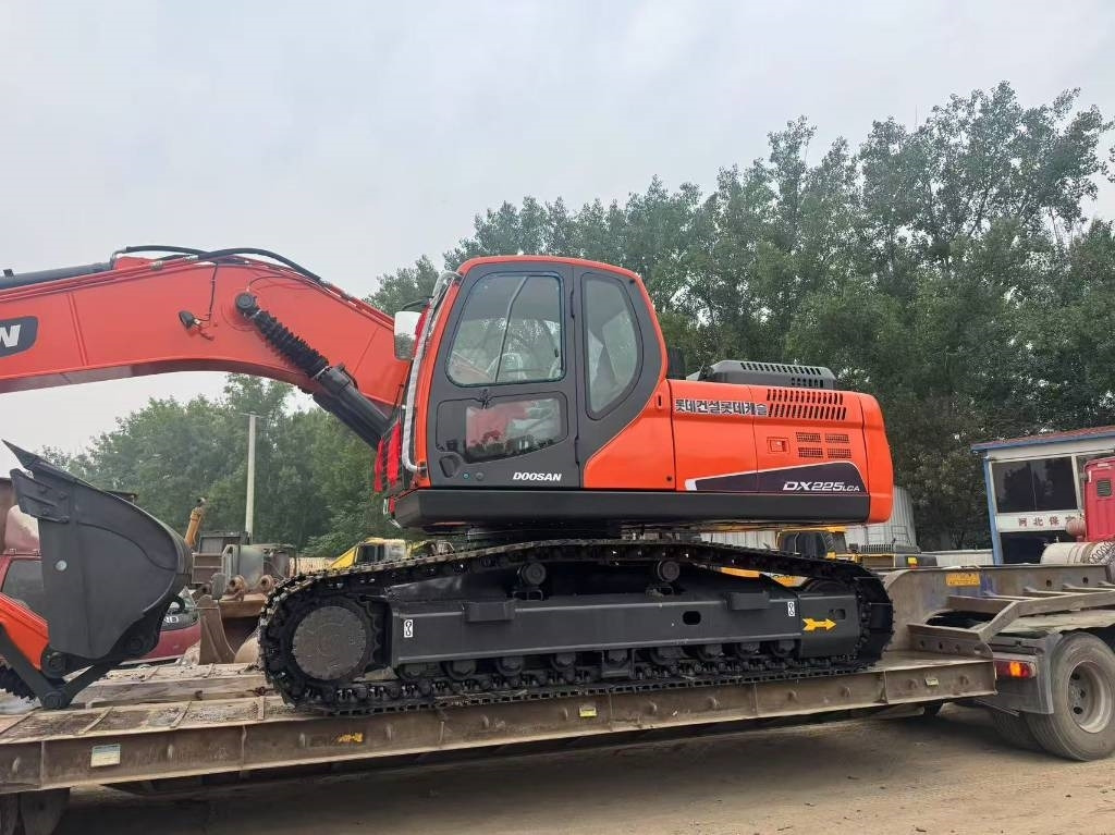 Doosan DX 225 LCA - Lánctalpas kotró: 2 kép. Doosan DX 225 LCA - Lánctalpas kotró: 2 kép.