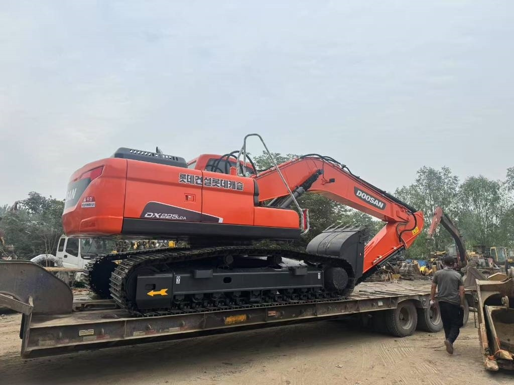 Doosan DX 225 LCA - Lánctalpas kotró: 1 kép. Doosan DX 225 LCA - Lánctalpas kotró: 1 kép.