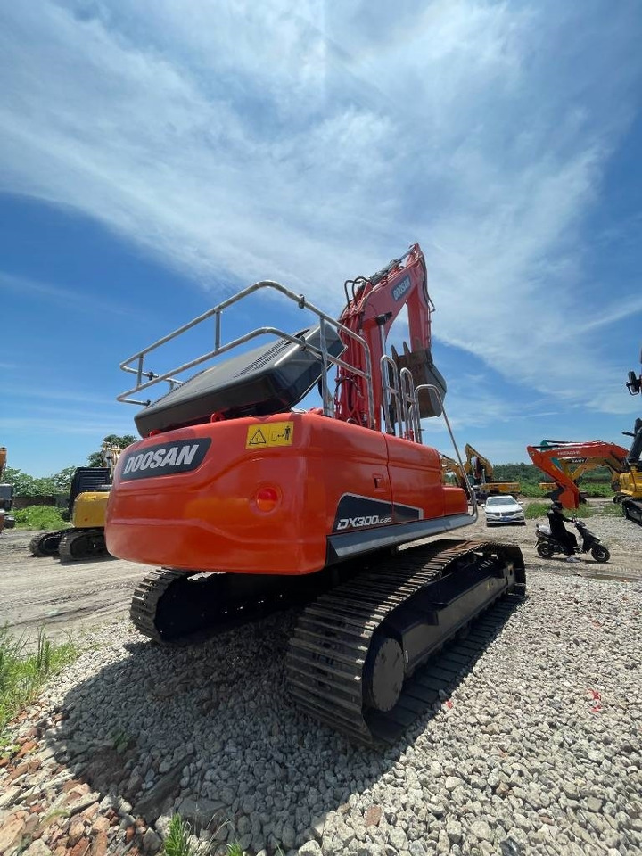 Doosan DX 300 - Lánctalpas kotró: 1 kép. Doosan DX 300 - Lánctalpas kotró: 1 kép.