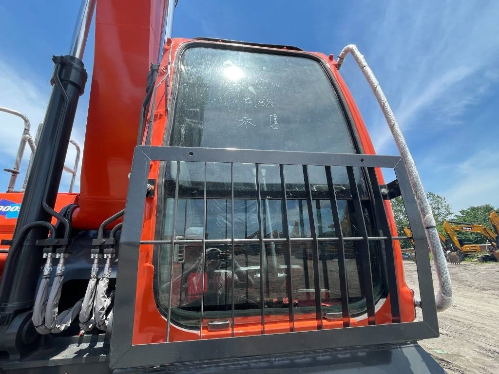 Doosan DX 300 - Lánctalpas kotró: 4 kép. Doosan DX 300 - Lánctalpas kotró: 4 kép.