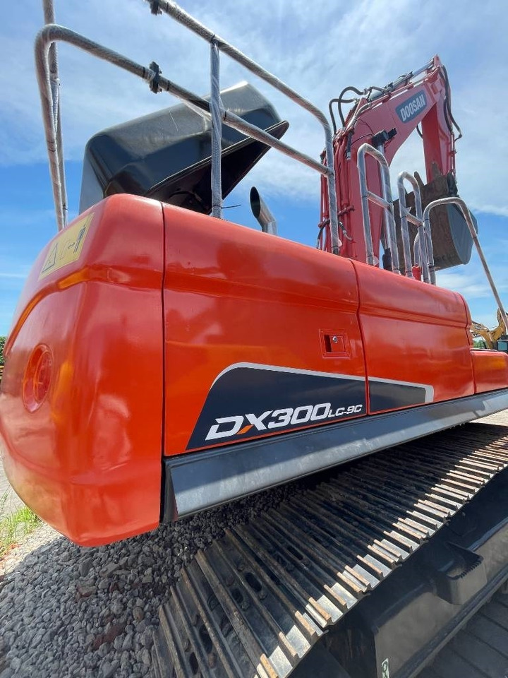 Doosan DX 300 - Lánctalpas kotró: 3 kép. Doosan DX 300 - Lánctalpas kotró: 3 kép.