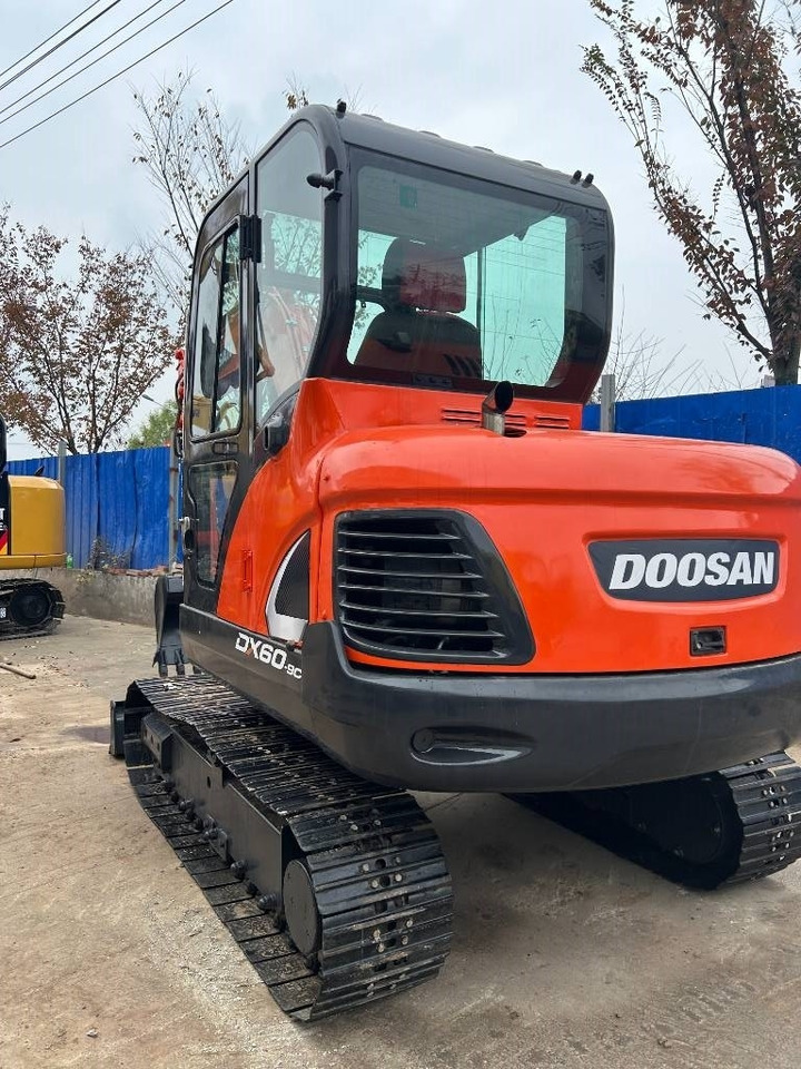 Doosan DX 60 - Minikotró: 2 kép. Doosan DX 60 - Minikotró: 2 kép.