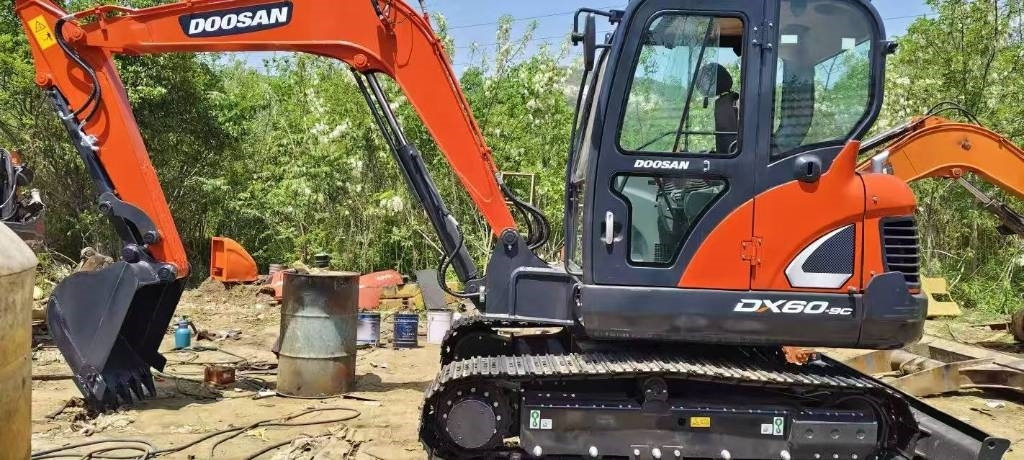 Doosan DX 60 - Lánctalpas kotró: 1 kép. Doosan DX 60 - Lánctalpas kotró: 1 kép.