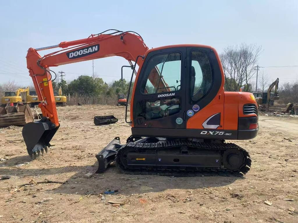 Doosan DX 75-9 C - Minikotró: 1 kép. Doosan DX 75-9 C - Minikotró: 1 kép.