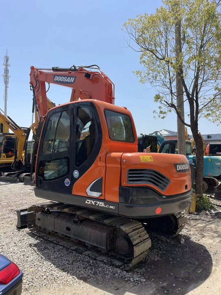 Doosan DX 75-9 C - Minikotró: 1 kép. Doosan DX 75-9 C - Minikotró: 1 kép.