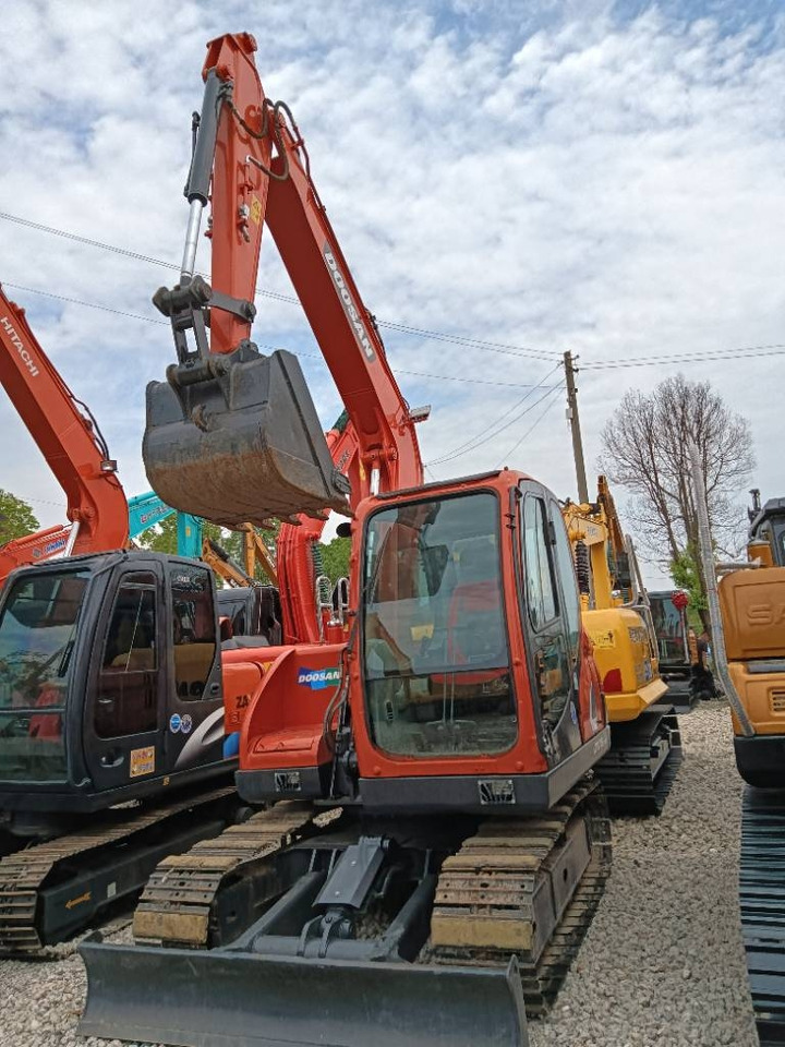 Doosan DX 75 - Lánctalpas kotró: 1 kép. Doosan DX 75 - Lánctalpas kotró: 1 kép.