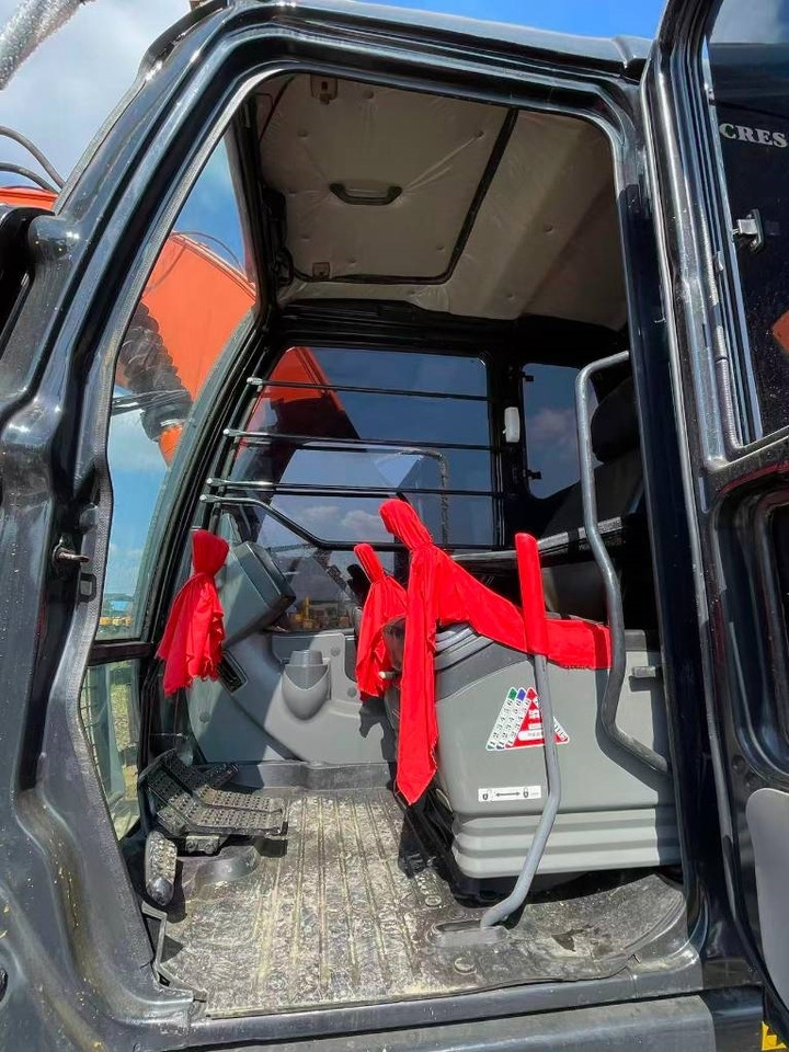 Hitachi ZX 120  - Lánctalpas kotró: 3 kép. Hitachi ZX 120  - Lánctalpas kotró: 3 kép.