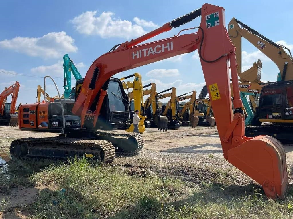 Hitachi ZX 120  - Lánctalpas kotró: 5 kép. Hitachi ZX 120  - Lánctalpas kotró: 5 kép.