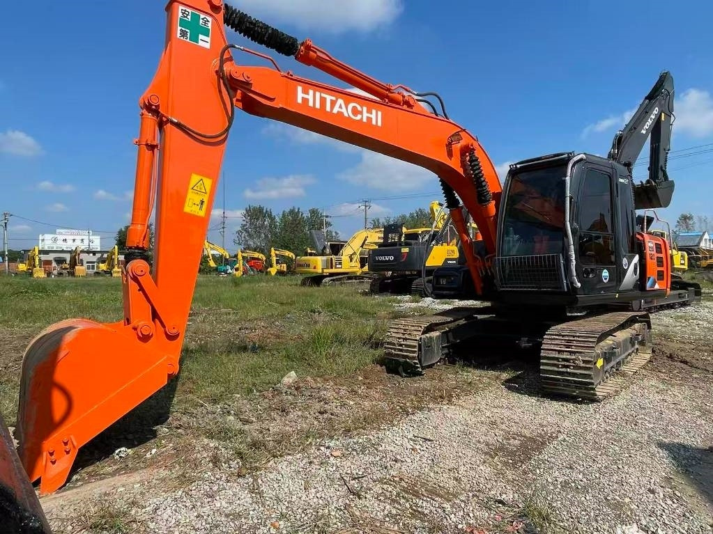 Hitachi ZX 120  - Lánctalpas kotró: 2 kép. Hitachi ZX 120  - Lánctalpas kotró: 2 kép.