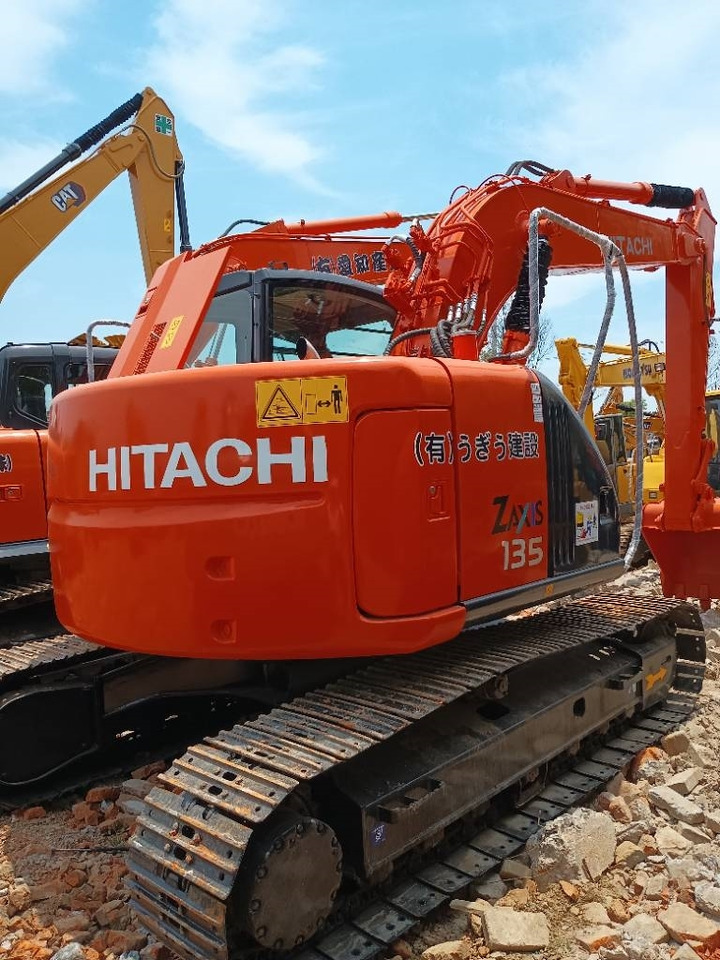 Hitachi ZX 135 U-5 - Lánctalpas kotró: 2 kép. Hitachi ZX 135 U-5 - Lánctalpas kotró: 2 kép.