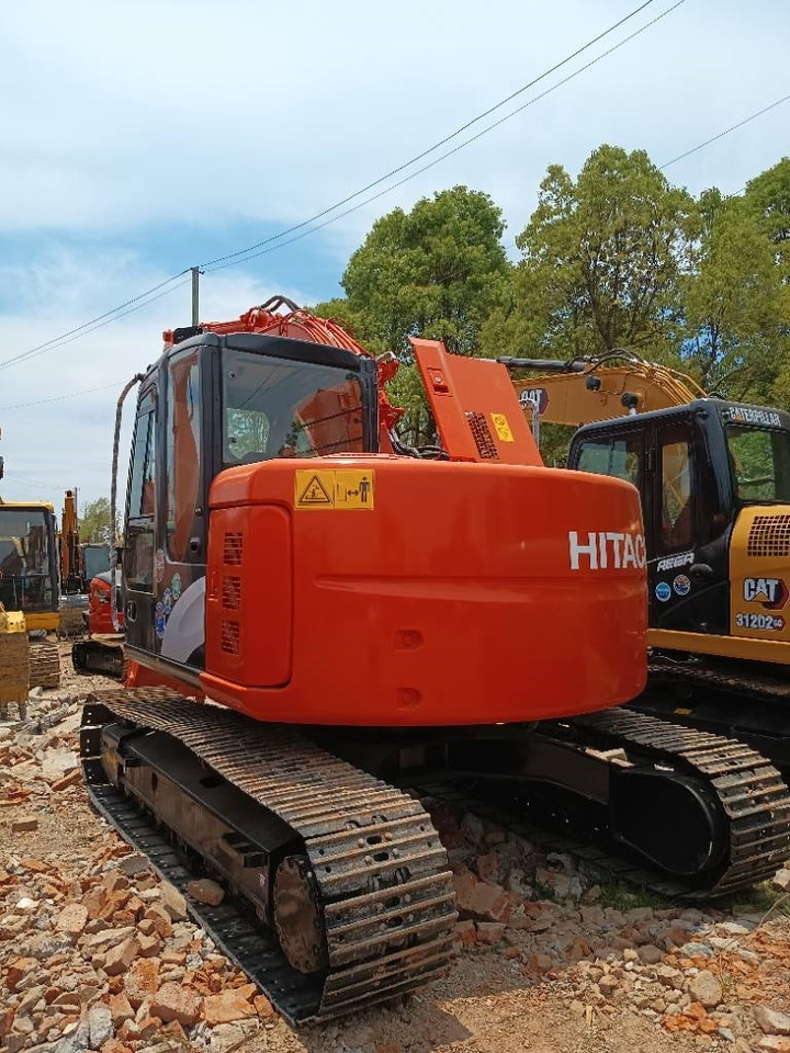 Hitachi ZX 135 U-5 - Lánctalpas kotró: 3 kép. Hitachi ZX 135 U-5 - Lánctalpas kotró: 3 kép.