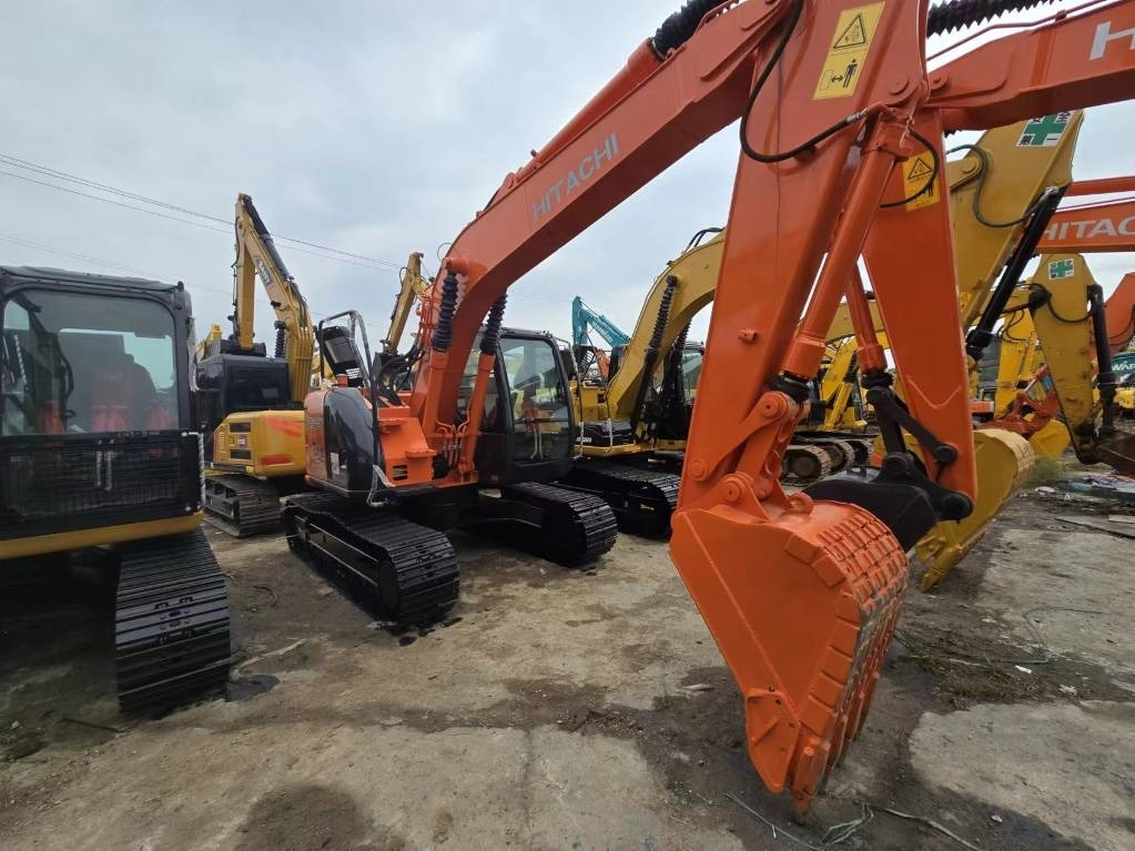 Hitachi ZX 135 US - Lánctalpas kotró: 3 kép. Hitachi ZX 135 US - Lánctalpas kotró: 3 kép.