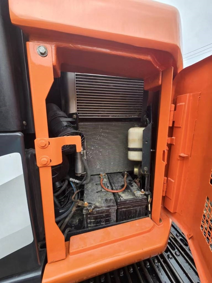 Hitachi ZX 135 US - Lánctalpas kotró: 5 kép. Hitachi ZX 135 US - Lánctalpas kotró: 5 kép.