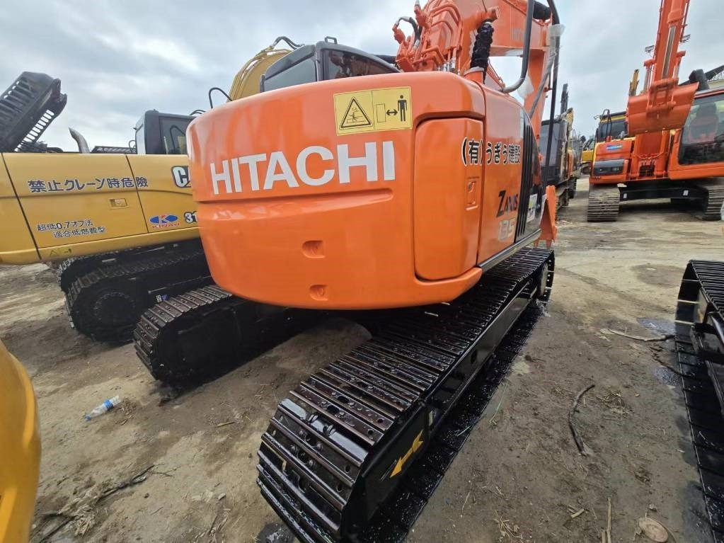 Hitachi ZX 135 US - Lánctalpas kotró: 1 kép. Hitachi ZX 135 US - Lánctalpas kotró: 1 kép.