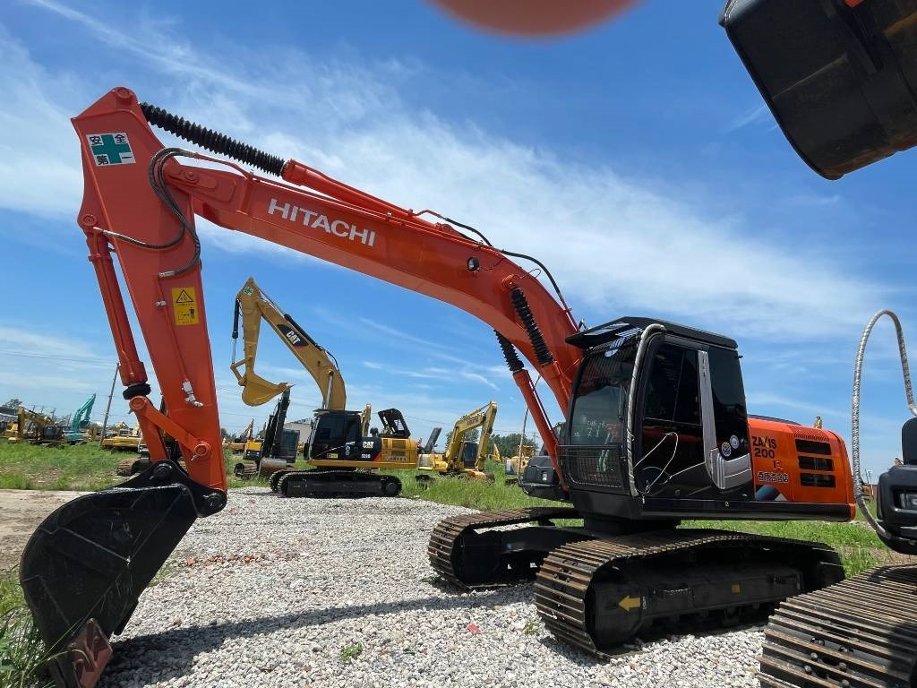 Hitachi ZX 200 - Lánctalpas kotró: 4 kép. Hitachi ZX 200 - Lánctalpas kotró: 4 kép.