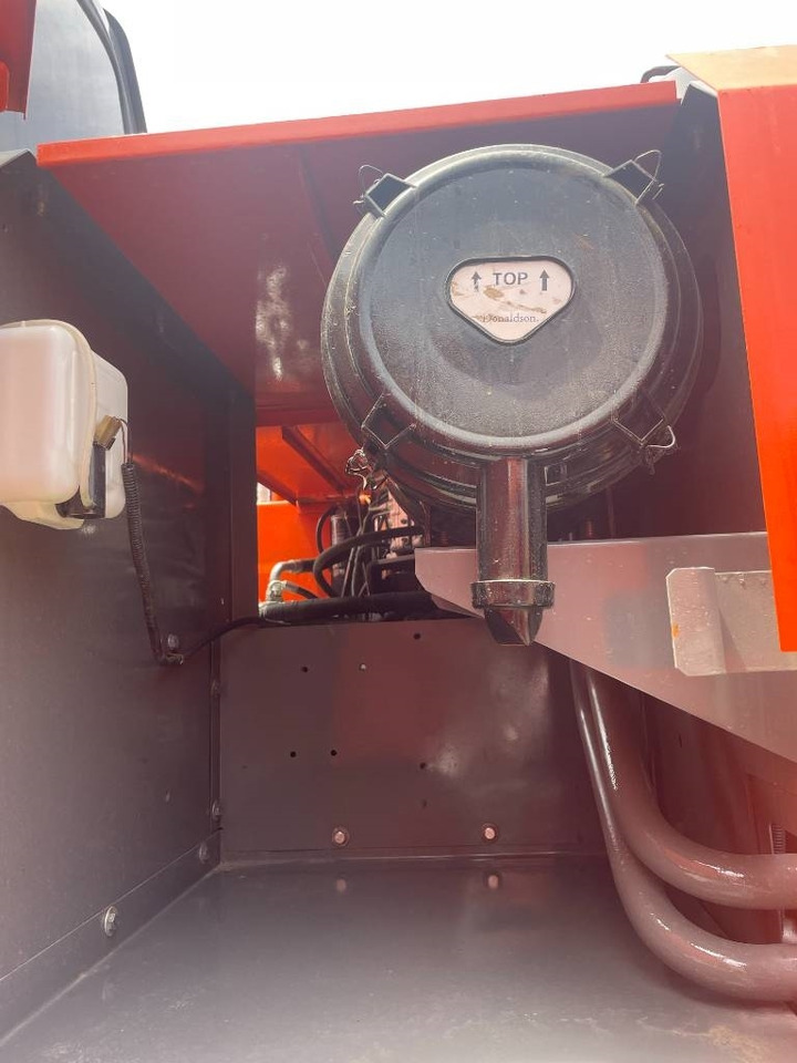 Hitachi ZX 200 - Lánctalpas kotró: 4 kép. Hitachi ZX 200 - Lánctalpas kotró: 4 kép.