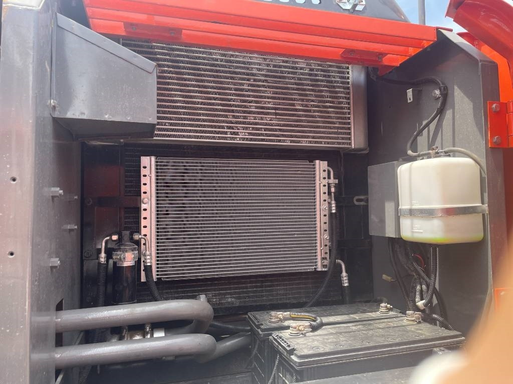 Hitachi ZX 200 - Lánctalpas kotró: 5 kép. Hitachi ZX 200 - Lánctalpas kotró: 5 kép.