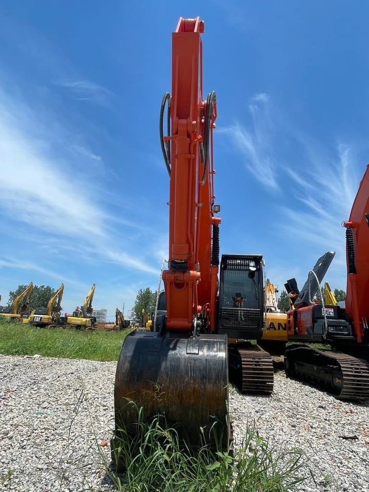 Hitachi ZX 200 - Lánctalpas kotró: 3 kép. Hitachi ZX 200 - Lánctalpas kotró: 3 kép.
